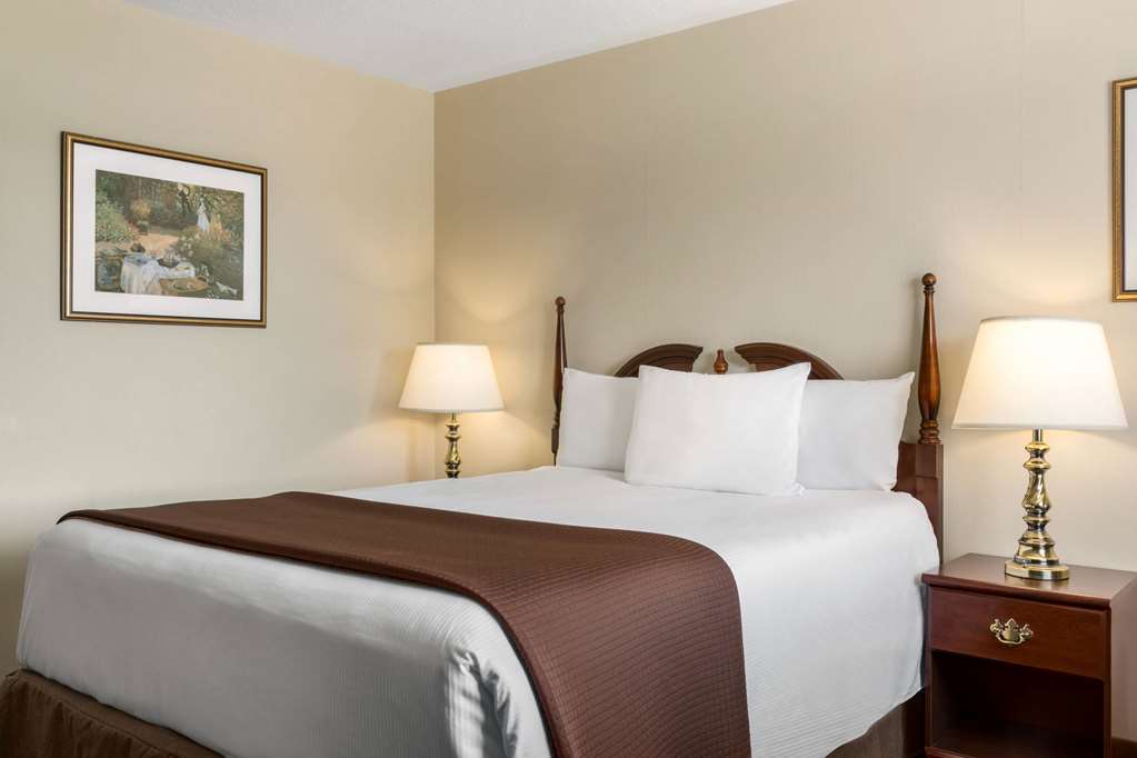 Travelodge Hotel By Wyndham Kingston Lasalle Room photo