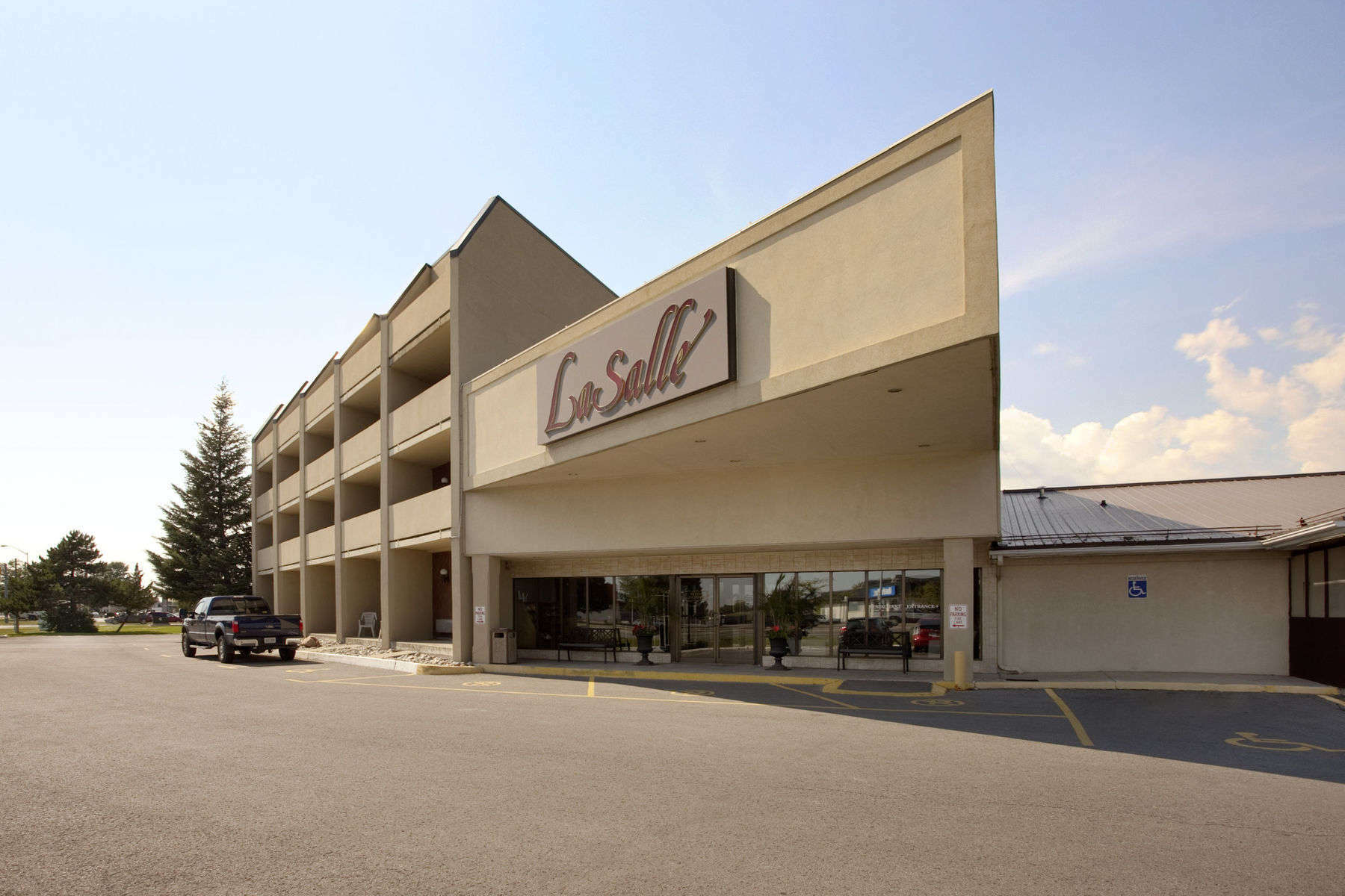 Travelodge Hotel By Wyndham Kingston Lasalle Exterior photo